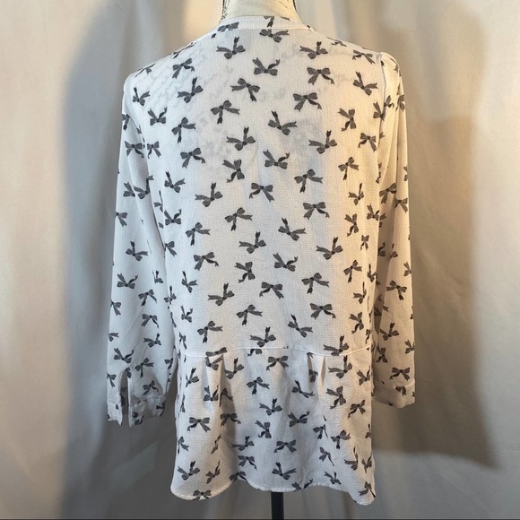 Roz & Ali Woman's Stretch V-Neck Half Button Down Bow Pattern Blouse M - Picture 3 of 7